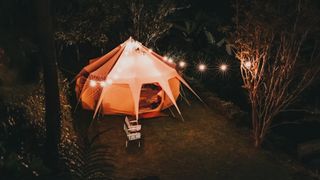 Vrei să ai confortul de acasă atunci c&acirc;nd mergi &icirc;ntr-un camping cu prietenii? Generatorul electric poate fi soluția