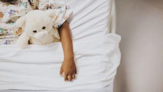 Diagnostic crunt pentru o fetiță de un an. Copila suferă de o grea boală, iar părinții sunt măcinați de durere: "Se prăbușește atât de repede"