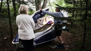 Prima femeie care și-a pus capăt zilelor cu "capsula sinucigașă". Arestări &icirc;n Elveția după folosirea sicriului care te ajută să mori