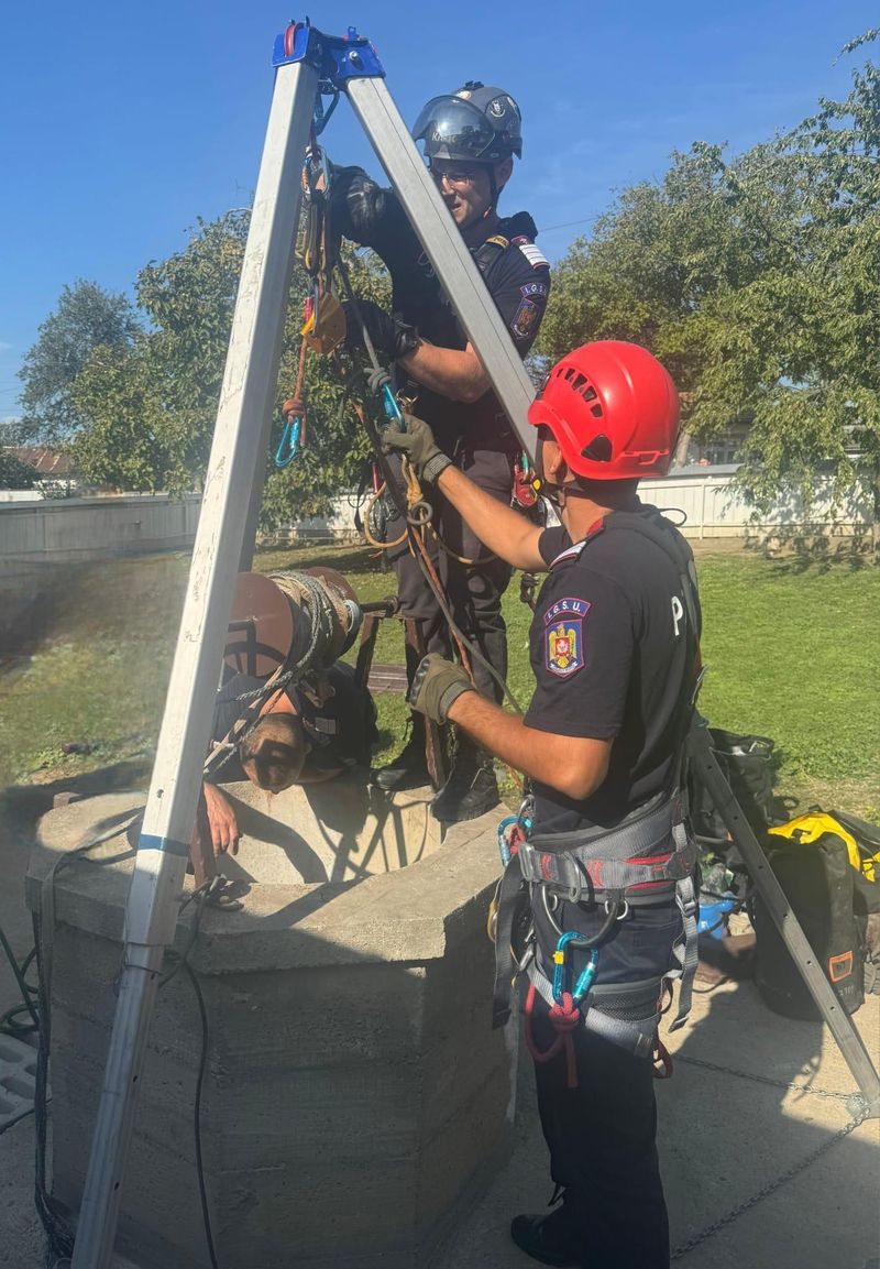 pompieri, femeie cazuta fantana,  botosani 