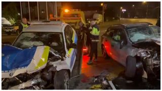 Accident cumplit la Pitești, între o autospecială de poliție și un autoturism! Mașinile au fost făcute praf, iar trei persoane au ajuns la spital