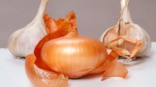 NU mai arunca la gunoi cojile de usturoi sau ceapă! Cum le poți folosi: 10 idei geniale
