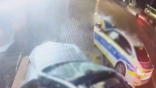 VIDEO Autospecială de poliție, spulberată de un tânăr de 19 ani! Doi agenți și o tânără au ajuns la spital