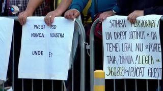VIDEO „Sunt oameni care nu au ce mânca”. Sute de pensionari au protestat în fața Ministerului Muncii
