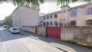 Elev atacat cu briceagul lângă un liceu din Arad