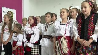 VIDEO &bdquo;Fiica mea vine cu drag aici&rdquo;. Micii maramureșeni au dat tehnologia pe tradiție. Profesoara care le-a deschis drumul &icirc;n muzică