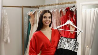 VIDEO Rochia de vis se poate &icirc;nchiria! Doamnele nu mai trebuie să dea o avere pe haine atunci c&acirc;nd merg la evenimente