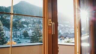 Instalarea și &icirc;ntreținerea m&acirc;nerele de ferestre: sfaturi practice și trucuri utile 