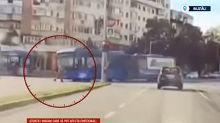 VIDEO A fost lovit de autobuz în timp ce își număra banii. Momentul incredibil a fost filmat