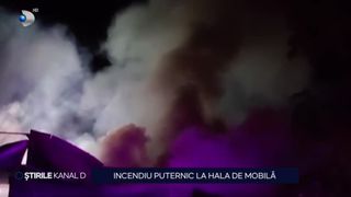 VIDEO Incendiu puternic la hala de mobila