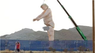 VIDEO Statuie cu Donald Trump în costumul lui Adam