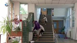 VIDEO &bdquo;Merge bine, băieții trag cu spor&rdquo;. Studenții din Iași, zugravi voluntari &icirc;nainte de cazare