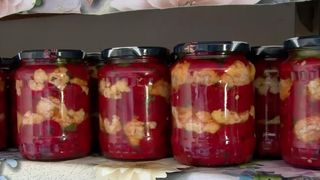 VIDEO &bdquo;Ne-am grăbit un pic cu aprovizionarea pentru iarnă&rdquo;. Toamna se numără conservele