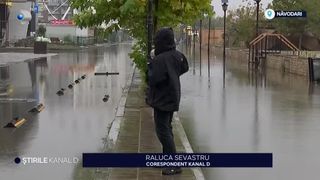 VIDEO Vânt puternic în larg, străzi inundate pe țărm. Cum este vremea la Constanța