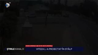 VIDEO A intrat cu mașina &icirc;n st&acirc;lp, din cauza vitezei. O minune a făcut ca șoferul să supraviețuiască după ce autoturismul s-a făcut praf