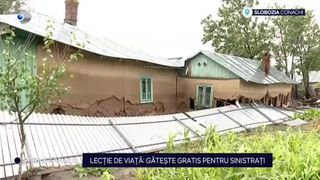 VIDEO O femeie gătește pentru localnicii din Galați care și-au pierdut locuințele în viituri. Zilnic, vecina lor le pregătește mâncare proaspătă 