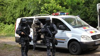 Percheziții de amploare &icirc;n lumea interlopă. Grupările implicate &icirc;n violențe stradale, căutate de mascați