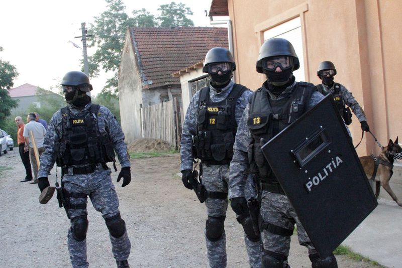 Peste 100 de percheziţii domiciliare în toată țara, miercuri dimineața