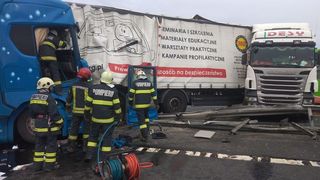 Accident cu un mort pe A1, după ce două TIR-uri și o mașină s-au ciocnit. Trei persoane sunt grav rănite