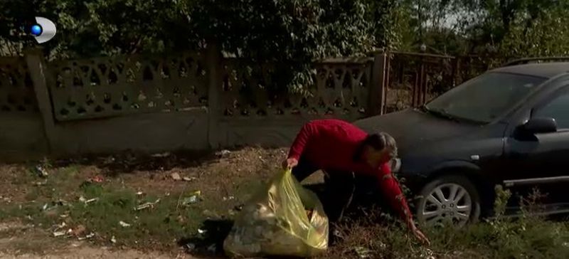 Asistat social care face curățenie pe străzi