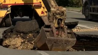 VIDEO Un crater de 7 metri a apărut în șosea, la Constanța, după o eroare. Mai multe mașini au fost avariate