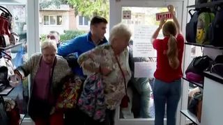 VIDEO Rom&acirc;nii dau buluc &icirc;n magazinele second hand, &icirc;n orașele unde se trăiește la limită