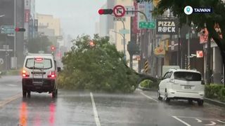 VIDEO Krathon, taifunul „ciudat”, face ravagii în Taiwan. Două persoane au murit din cauza fenomenului meteo extrem