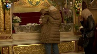 VIDEO &bdquo;Am venit cu autocarul, cu preoții de la noi din sat&rdquo;. Grupuri de pelerini au sosit la Iași să se &icirc;nchine la moaștele Sfintei Parascheva