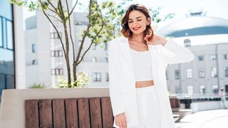 VIDEO Ce &icirc;nseamnă un costum made-to-measure? Cum decurge porba pentru sacoul și pantalonii perfecți