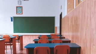 Școala rom&acirc;nească face victime! O profesoară din Arad a ajuns la spital după ce o bucată din tavanul unui liceu a picat peste ea