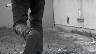 VIDEO Filmul evadării celor doi suspecți care au aruncat &icirc;n aer un bancomat, la Arad. Unul dintre indivizi a fost ajutat chiar de propria soție să scape de polițiști