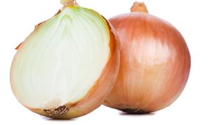 De ce e bine să pui o ceapă &icirc;n baie. Trucul la care apelează prea puțini rom&acirc;ni