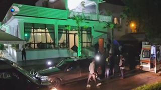 VIDEO S-a rupt balustrada cu ei, la restaurant