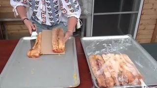 VIDEO Gustul copilăriei e mai scump. Cei care vor să mănânce o plăcintă ca la mama acasă trebuie să bage adânc mâna în buzunar