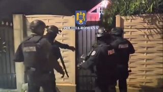 VIDEO Grupare de cămătari din Capitală și Ilfov, "vizitată" de mascați. Ce au găsit polițiștii la percheziții