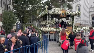 "Venim noaptea și ne așezăm la coadă. Ne rugăm" Primul pelerin care s-a rugat la moaștele Sfintei Parascheva, &icirc;n acest an. Bărbatul vine &icirc;n pelerinaj cu familia și prietenii, de peste 20 de ani