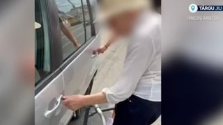VIDEO Din cadrul de mers, o bătr&acirc;nă din T&acirc;rgu Jiu a trecut direct la volan. Trecătorii, speriați și indignați: &bdquo;Mai poți&nbsp;să pui fr&acirc;nă?!&nbsp;Mai ai instincte?&rdquo;&nbsp;