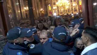 VIDEO Pelerinaj cu rugăciuni și &icirc;mbulzeală. Grăbiți să ajungă la racla cu moaște, mai mulți credincioși s-au ciocnit de jandarmi