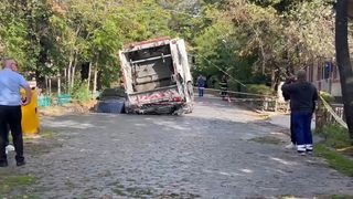 Groapa in strada Orhideelor din sectorul 6 al Capitalei