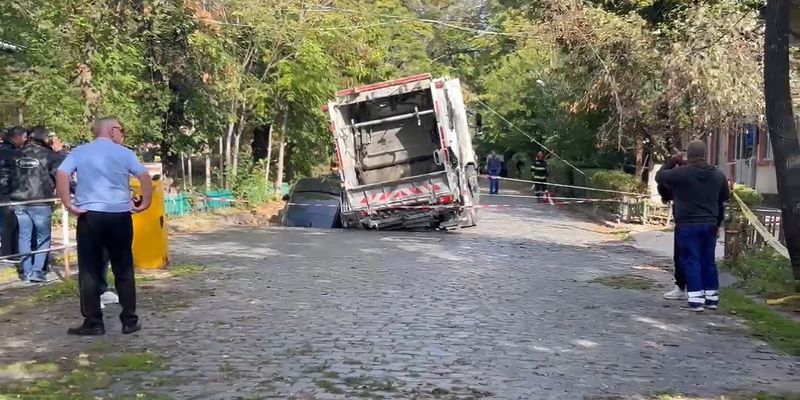 Groapa in strada Orhideelor din sectorul 6 al Capitalei