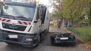 Crater uriaș &icirc;ntr-o stradă din sectorul 6 al Capitalei. Două mașini au fost "&icirc;nghițite" pe loc