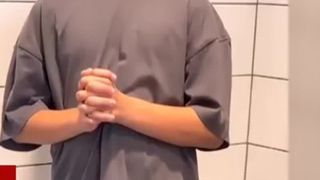 VIDEO Un elev din Sibiu, terorizat de colegii mai mari. Școala a catalogat incidentul drept o simplă joacă &icirc;ntre copii