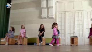 VIDEO „Atunci mi-am dat seama că i-ar plăcea”. Cursuri de modelling pentru copii