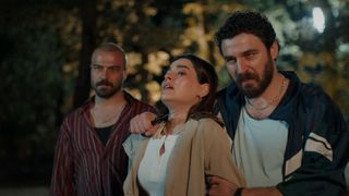 &Icirc;n această seară, de la ora 20:00, &icirc;n noul episod din serialul &rdquo;Inimă rebelă&rdquo;, la Kanal D, Yaman este b&acirc;ntuit de trecutul dureros; răpirea bunului său prieten, Cesur, aruncă situația &icirc;n aer