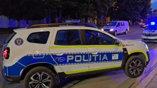 Beat, cu numere false și fără permis, un bărbat a plonjat cu mașina într-un râu din Caraș-Severin. Încerca să scape de polițiștii care îl urmăreau