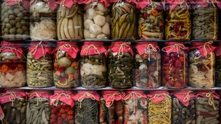 Locul din bucătărie în care murăturile se păstrează cel mai bine. Mulți oameni nu știu că au un spațiu perfect pentru borcane în casă