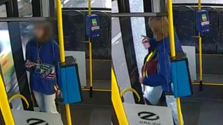 VIDEO Extrem de nervoasă, o t&acirc;nără a spart ușa unui autobuz din Cluj și s-a făcut nevăzută. Polițiștii o caută peste tot