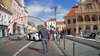 VIDEO Un turist străin, la un pas de moarte în centrul Brașovului! O groapă i-a pus viața în pericol și a provocat un accident rutier