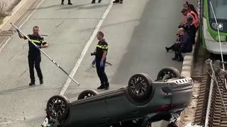 VIDEO Imagini noi cu mașina care a plonjat &icirc;n gol la Pasajul Lujerului. Șoferul a vrut să apese fr&acirc;na, dar a nimerit accelerația 