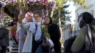 VIDEO „Trebuie să iasă, să avem amintire”. Câte un selfie, în drum spre moaște